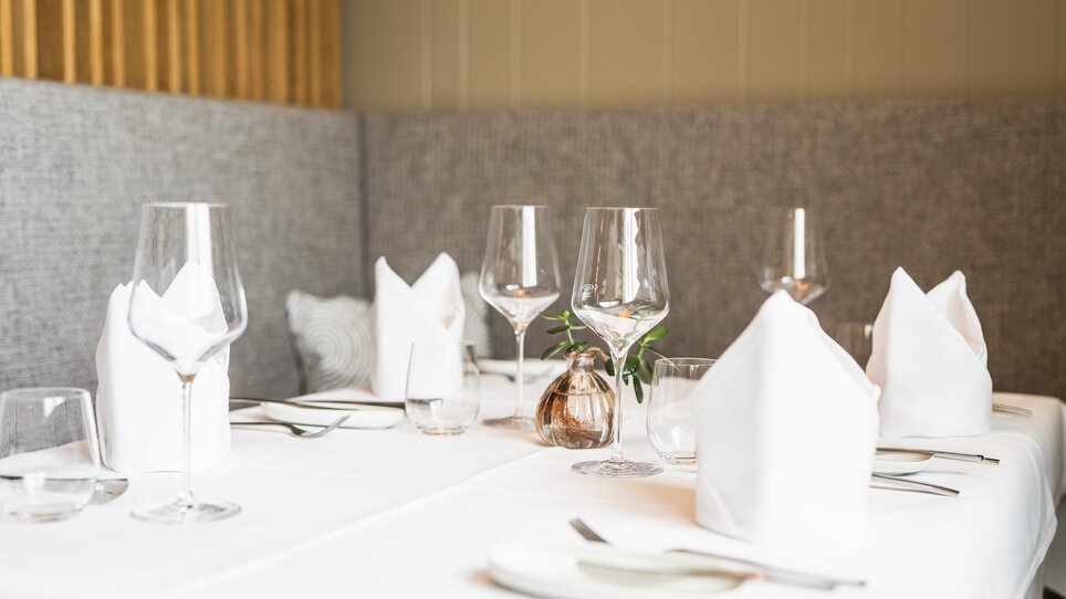 Impostazione elegante della tavola con bicchieri e tovaglioli nella locanda. | © Kehlberghof