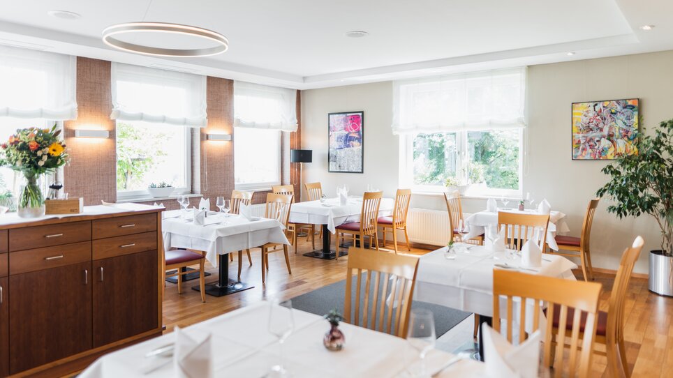 Il Gasthaus Kehlberghof con arredamento elegante, tavoli e fiori. | © Kehlberghof