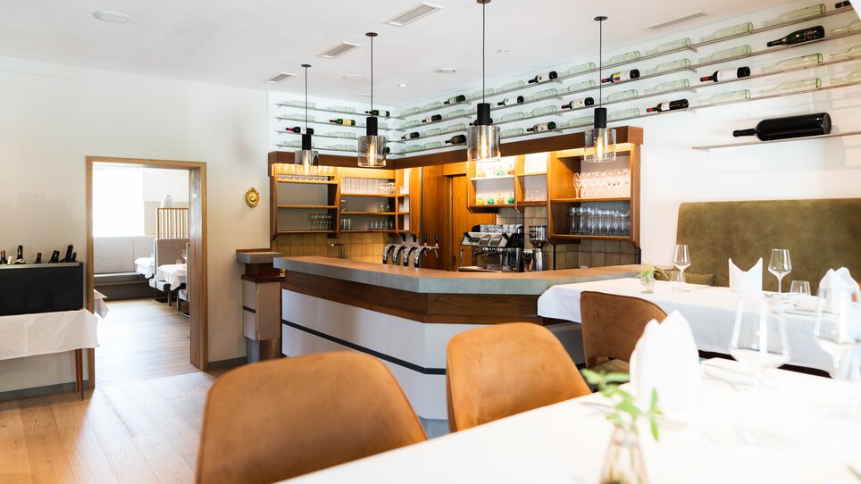 Ristorante modernamente arredato con bar e area salotto. | © Kehlberghof