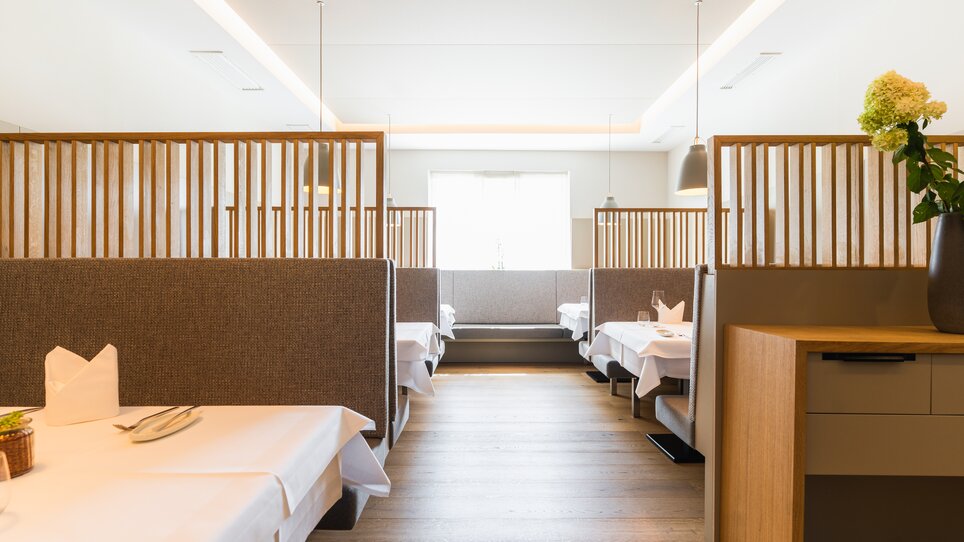 Interno elegante di un ristorante con elementi in legno e tavoli. | © Kehlberghof