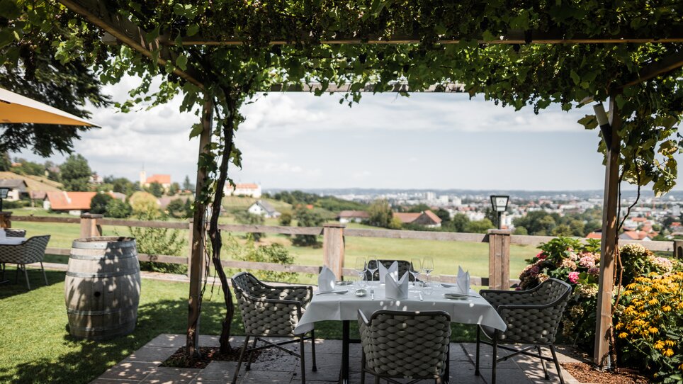 Un ristorante sotto viti con vista su Graz. | © Kehlberghof