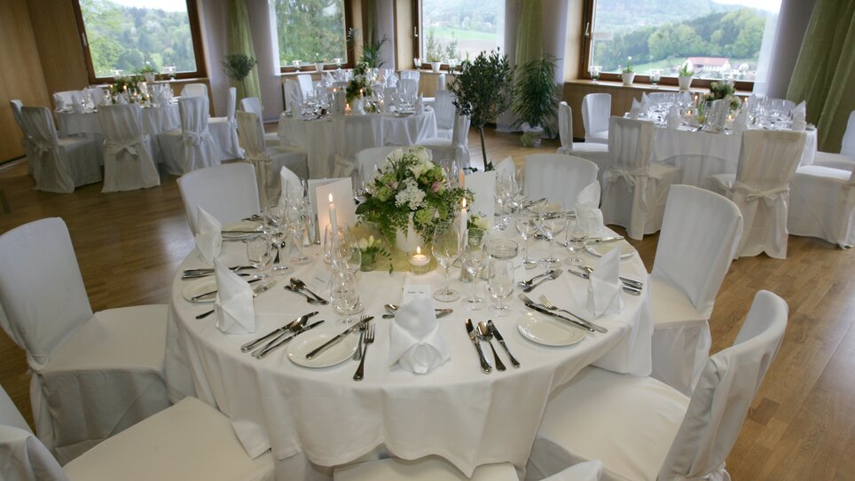 Decorated table with flowers and tableware for festive occasions. | © Kirchenwirt