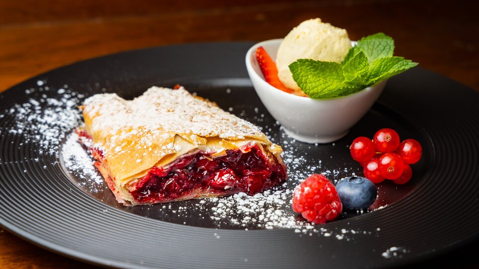 A delicious cherry strudel with ice cream and berries on a plate. | © Graz Tourismus - Werner Krug