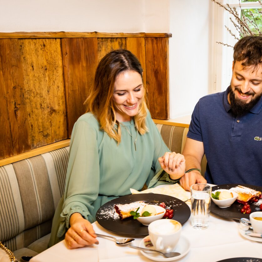 Kirchenwirt Mariatrost I Catering I Eat & Drink in Graz | © Graz Tourismus - Werner Krug A couple enjoys a delicious dessert in a restaurant in Graz. | © Graz Tourismus - Werner Krug