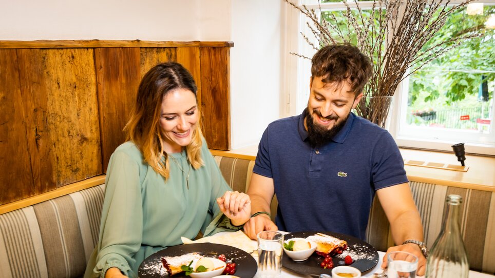 A couple enjoys a delicious dessert in a restaurant in Graz. | © Graz Tourismus - Werner Krug