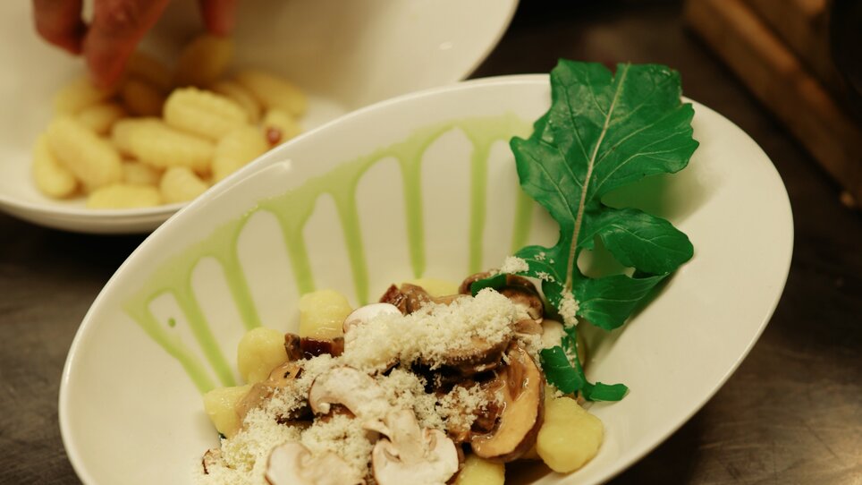 A plate of gnocchi with mushrooms, freshly prepared. | © Makinson Media
