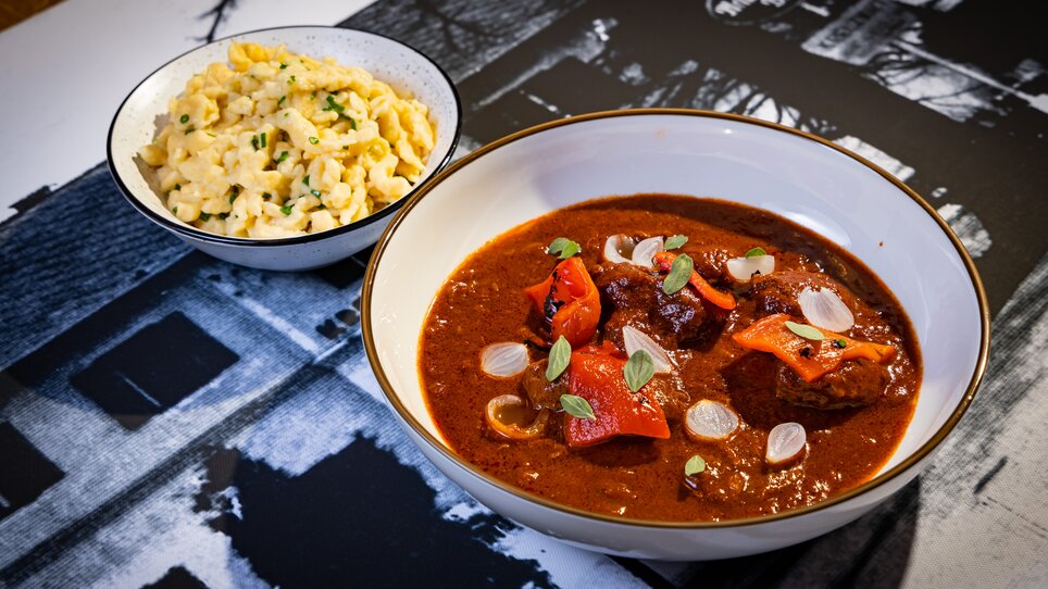 Hearty goulash with paprika and dumplings as a side dish, served in Graz. | © Kreuzwirt am Rosenberg in Graz