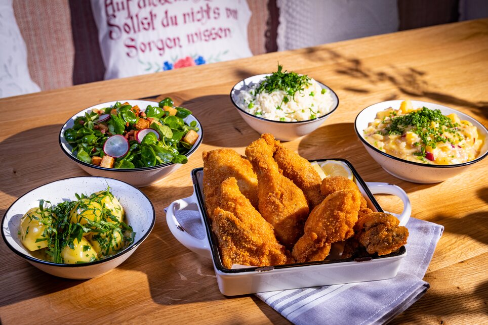 Crispy chicken served with sides and fresh salads. | © Kreuzwirt am Rosenberg in Graz