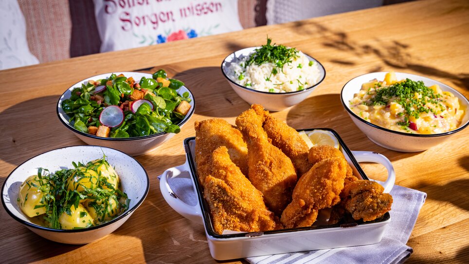 Crispy chicken served with sides and fresh salads. | © Kreuzwirt am Rosenberg in Graz