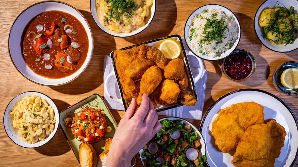 A selection of various dishes on a table. | © Kreuzwirt am Rosenberg in Graz