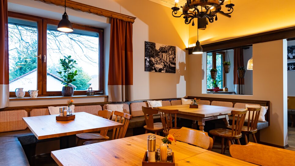 Cozy restaurant interior with tables and chairs. | © Kreuzwirt am Rosenberg in Graz