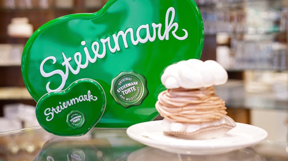 Herzförmige Steiermark-Dose mit süßem Gebäck in Graz. | © Harald Tauderer und Michaela Begsteiger