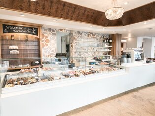 Pasticceria dal design moderno con dolci invitanti.