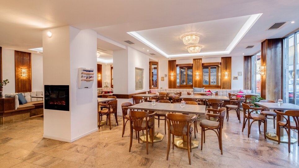 Modernes Restaurant mit eleganter Einrichtung und gemütlicher Atmosphäre.