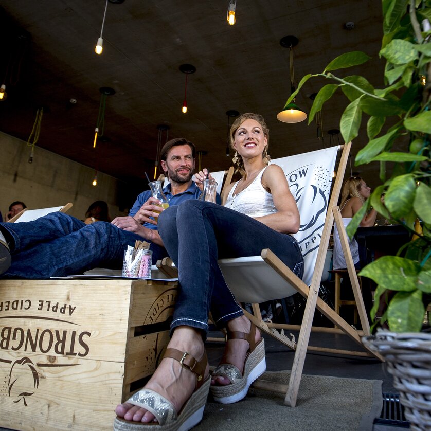 Kunsthauscafé I Eat & Drink in Graz | © Graz Tourismus - Tom Lamm Couple at Kunsthauscafé in Graz, relaxing with drinks. | © Graz Tourismus - Tom Lamm