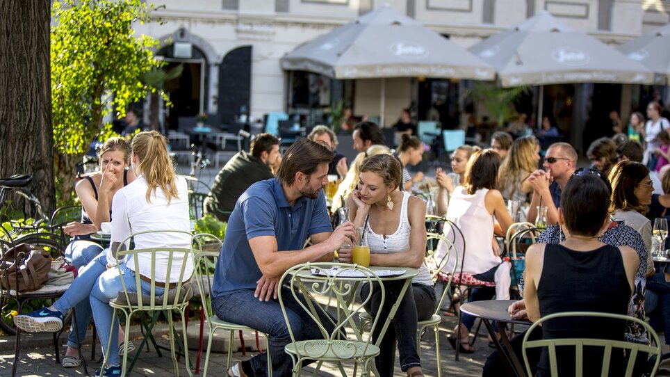 Romantische Atmosphäre im Kunsthauscafé mit Paaren und Gästen. | © Graz Tourismus - Tom Lamm