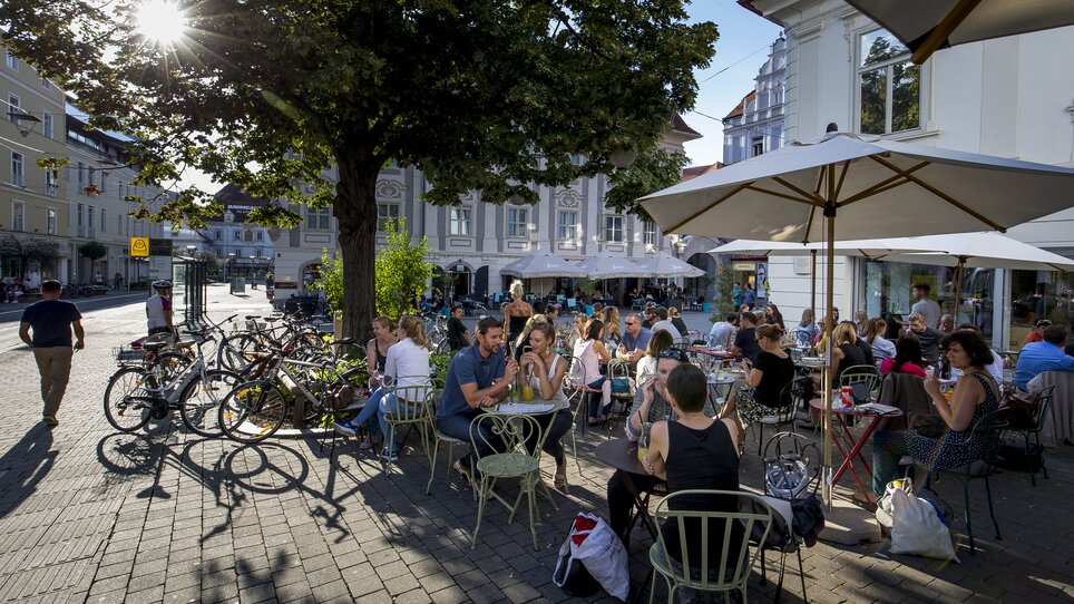 Visitors enjoy the atmosphere at Kunsthauscafé in Graz under the sun. | © Graz Tourismus - Tom Lamm