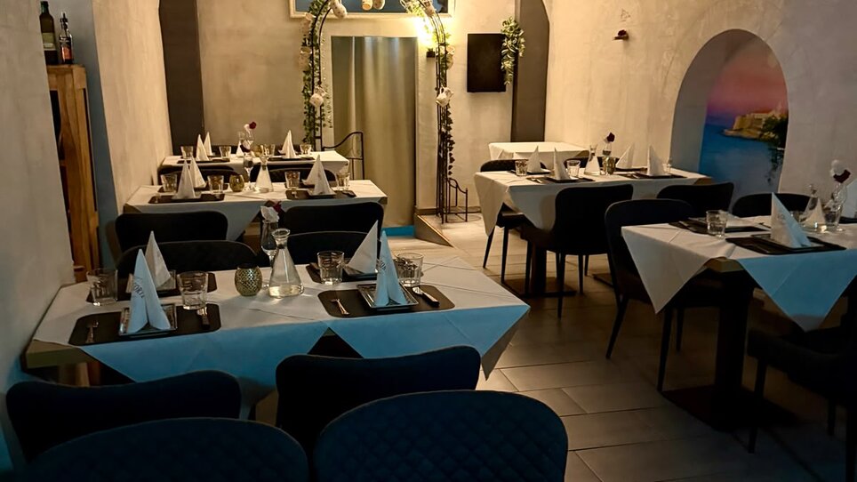 Gemütliches Restaurant-Interieur mit Tischen und Besteck. | © La Corte Graz