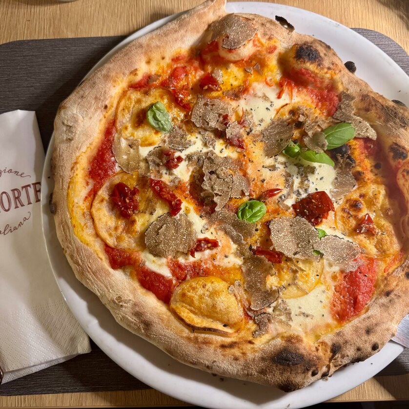 Eine Pizza mit Trüffeln, Kirschtomaten und Basilikum. | © La Corte Graz