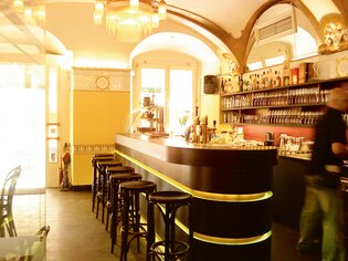 Modern bar with several stools and a well-stocked drinks selection. | © Leiners