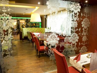 Modern restaurant setup with stylish tables and chairs. | © Lindenwirt - RP photography +