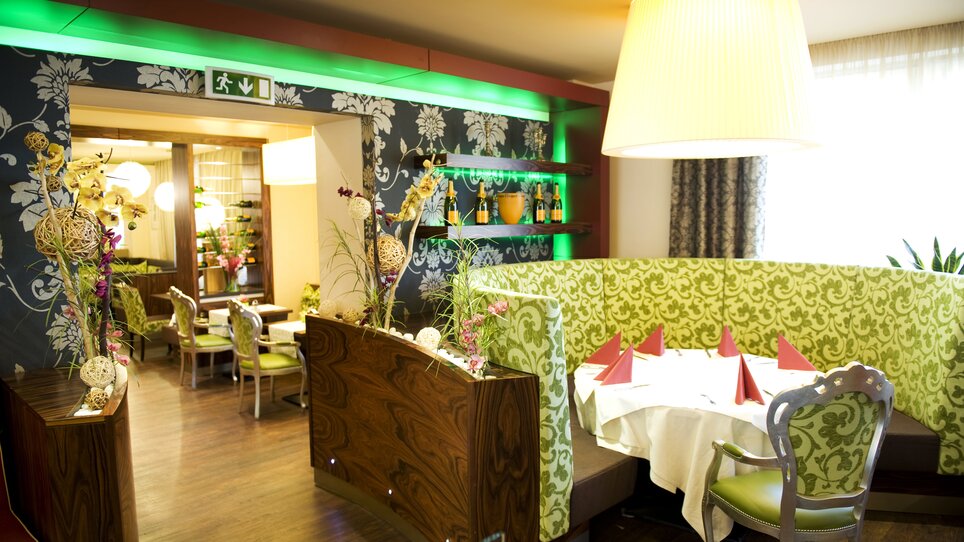 Elegantes Restaurant mit gemütlicher Atmosphäre und Dekoration. | © Lindenwirt - RP photography +