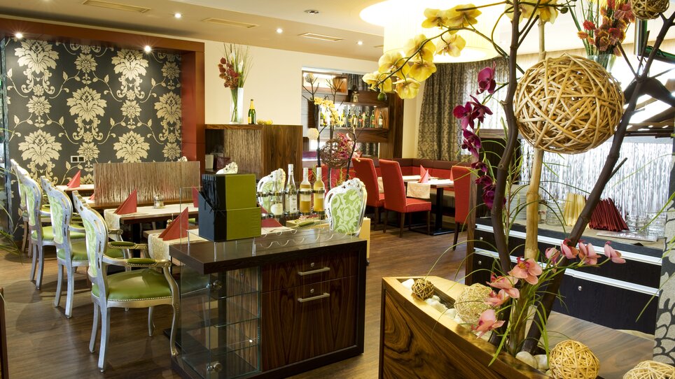 Elegantes Restaurant mit dekorativen Blumen und stilvollen Möbeln. | © Lindenwirt - RP photography +