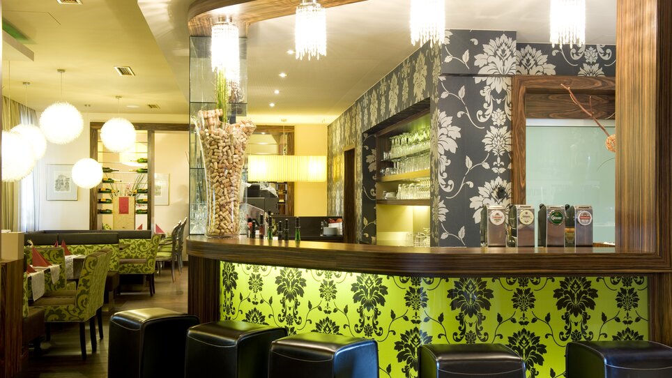 Gemütliches Restaurant mit stylischem Barbereich in Graz. | © Lindenwirt - RP photography +
