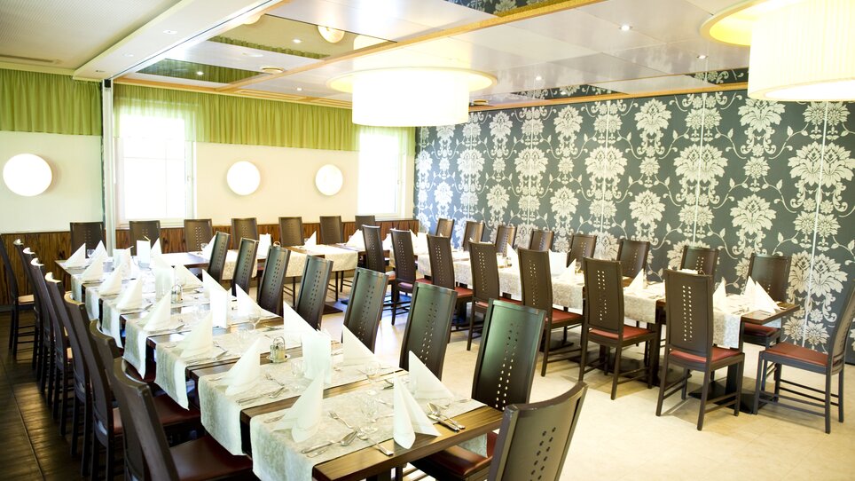 Elegantes Restaurant mit Tischen und Stühlen für ein Essen in Graz. | © Lindenwirt - RP photography +