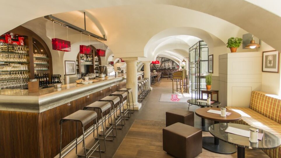 Moderne Gastronomie in Graz mit stilvollem Interieur und Theke. | © L`Osteria 