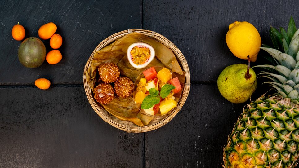 Colorful fruit platter with snacks in a basket. | © Ma Kitchen
