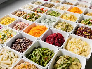 Vielfältige Servierschalen mit verschiedenen frischen Salaten und Beilagen. | © Mangolds