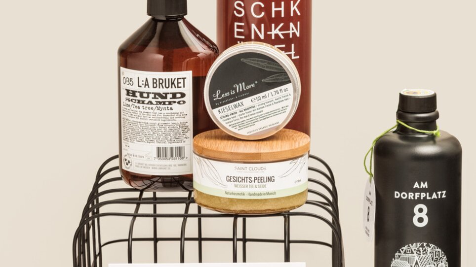 Vari prodotti di bellezza con un testo di un biglietto d'auguri. | © Lumikki Photography - Johanna Bauer