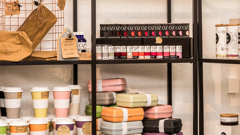 Scaffale con contenitori riutilizzabili e prodotti cosmetici. | © Lumikki Photography - Johanna Bauer