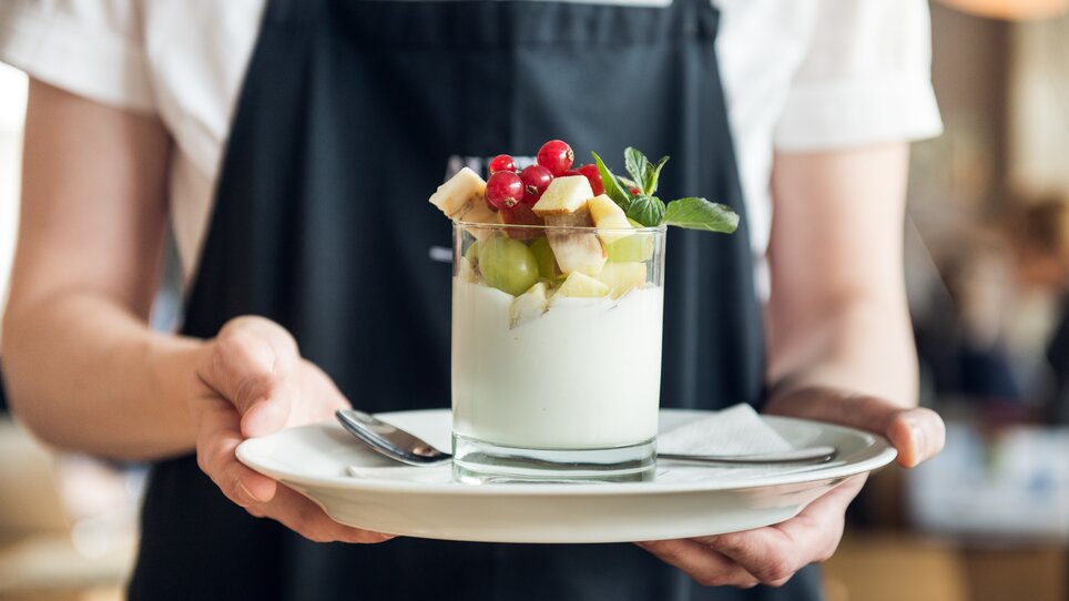 Ein Dessert mit Joghurt und frischem Obst, serviert in einem Glas. | © Martin Auer 