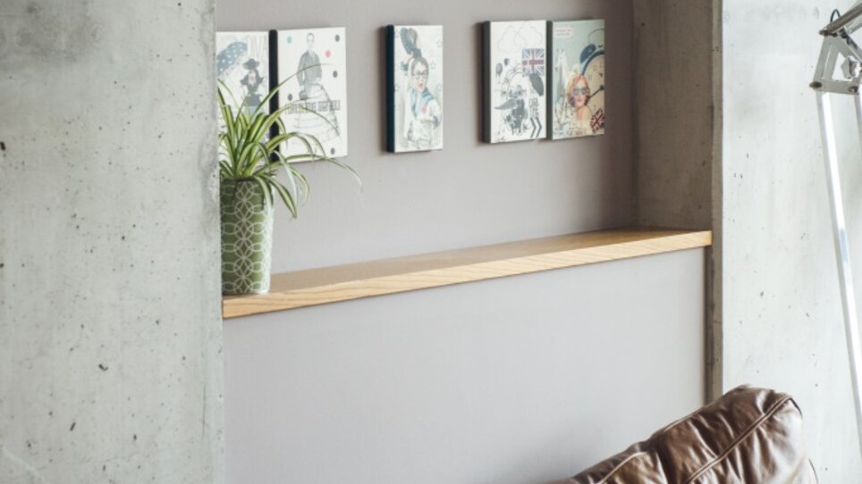 Ein modernes Café mit einer Ledercouch und Kunst an der Wand. | © Martin Auer 