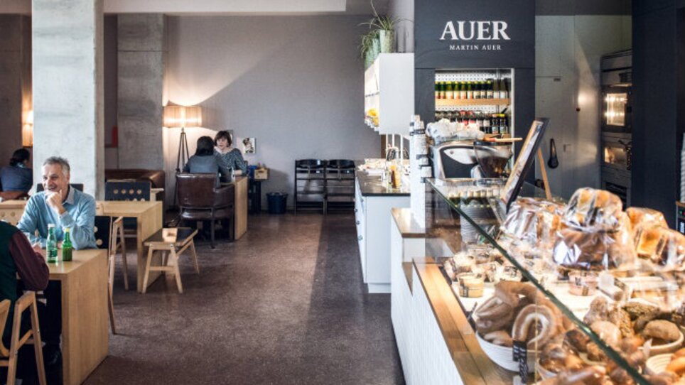Gemütliches Café mit frischen Backwaren und Getränken. | © Martin Auer