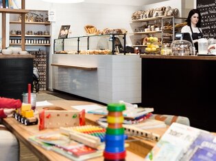 Cozy café with play area, baked goods, and fresh snacks. | © Martin Auer 