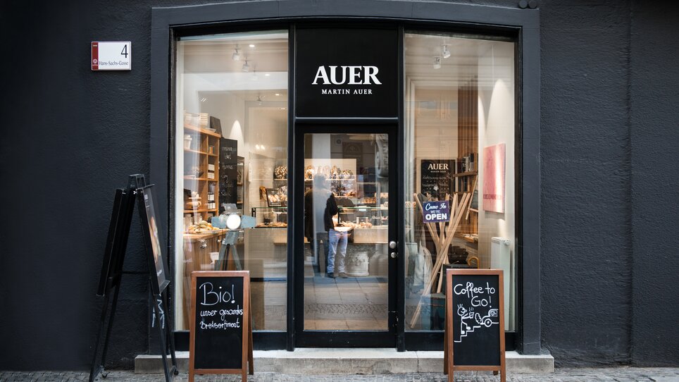 Außenansicht der Bäckerei Martin Auer in Graz mit zwei Tafeln vor dem Eingangsbereich. | © Martin Auer