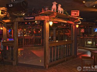 Gemütliche Bar mit Holzdekor und interessanter Beleuchtung. | © Mausefalle