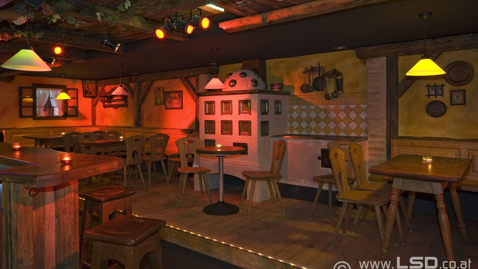 Ristorante accogliente con decorazioni in legno e luce calda. | © Mausefalle +