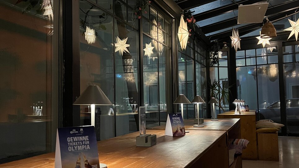 Gemütlicher Innenraum mit Sternenlichtern und Tischen. | © Mi Casa