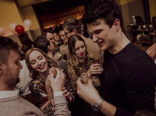 Junge Leute im Bar Moridal, Drinks genießen und feiern. | © Mordial