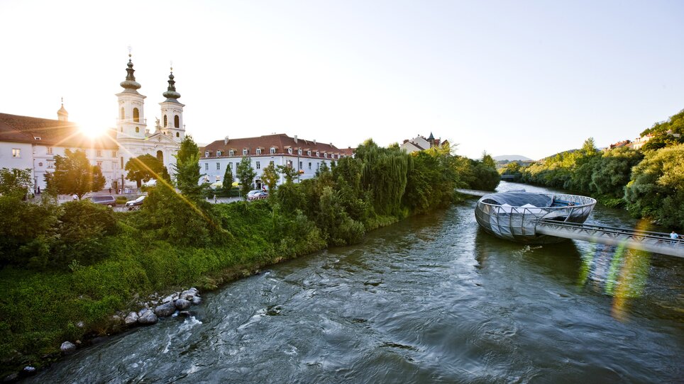 The Murinsel in Graz with the Mur river and city view. | © Steiermark Tourismus - ikarus