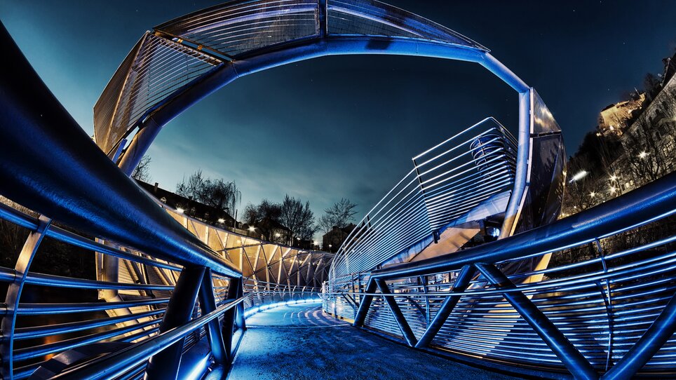 Illuminated Murinsel in Graz at night, modern architecture. | © Graz Tourismus - Nicolas Galani