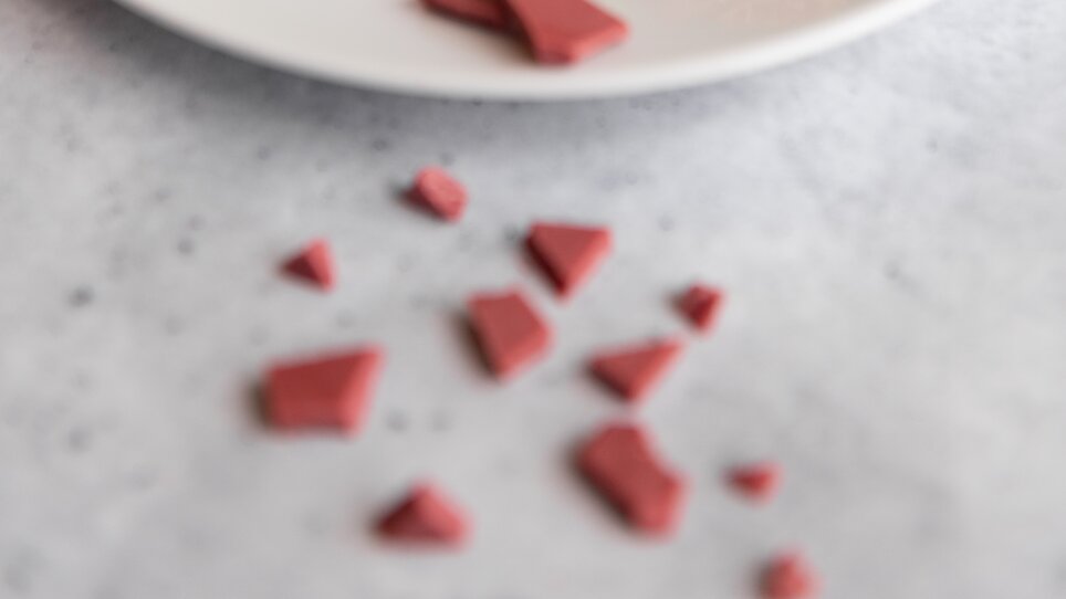 Creative dessert presentation featuring strawberries. | © nullneun