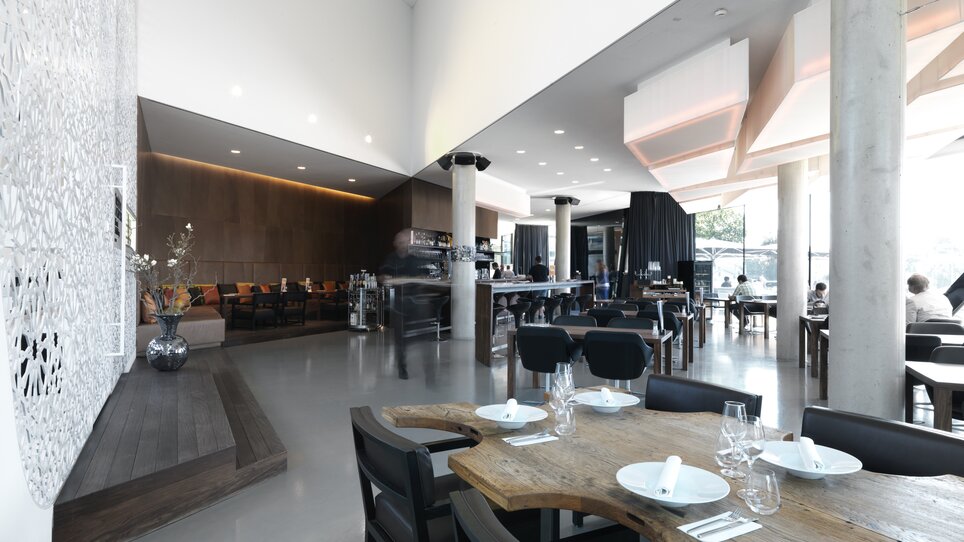 View of the modern Nullneun restaurant in Graz with stylish furniture. | © nullneun