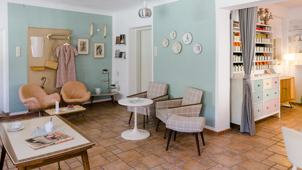Gemütliches Café-Interieur mit Vintage Möbeln und Dekoration. | © Omas Teekanne