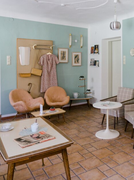Interno accogliente di un caffè con mobili e decorazioni retrò. | © Omas Teekanne