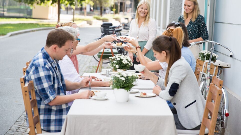 Gruppe von Menschen genießt Essen und Trinken im Freien. | © Svetlana Gombats Photography 